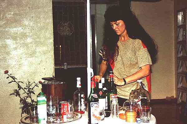  L'hôtesse prépare le bar 